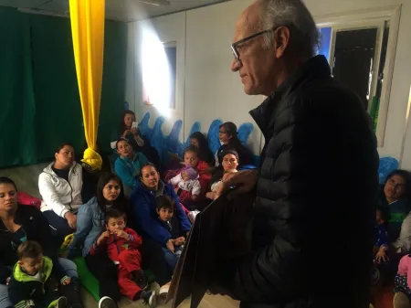 Francisco Hinojosa lee a la primera infancia de Bogotá