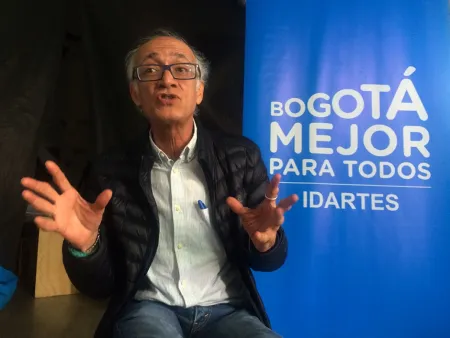 Francisco Hinojosa lee a la primera infancia de Bogotá