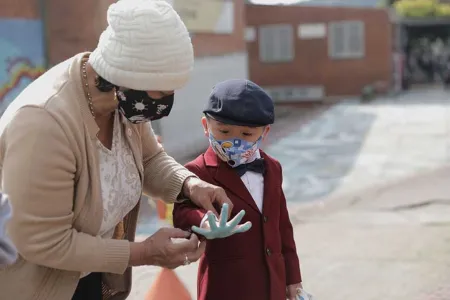 La comunidad y Nidos pintan un mural en el CDC La Victoria