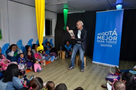 Francisco Hinojosa lee a la primera infancia de Bogotá