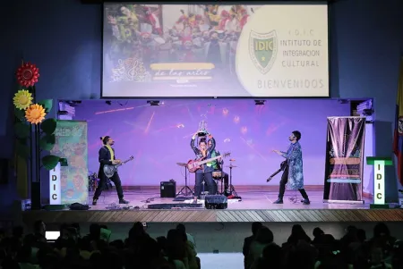 Nidos cantando en el festival escolar de las artes 