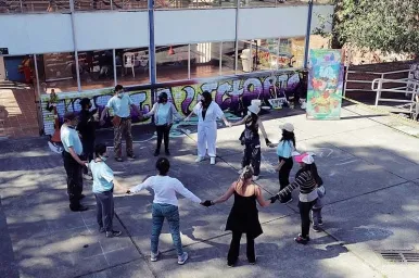 La comunidad y Nidos pintan un mural en el CDC La Victoria