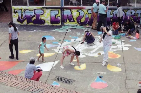 La comunidad y Nidos pintan un mural en el CDC La Victoria