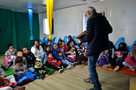 Francisco Hinojosa lee a la primera infancia de Bogotá