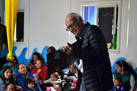 Francisco Hinojosa lee a la primera infancia de Bogotá