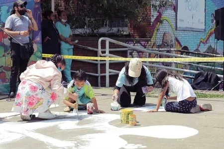 La comunidad y Nidos pintan un mural en el CDC La Victoria