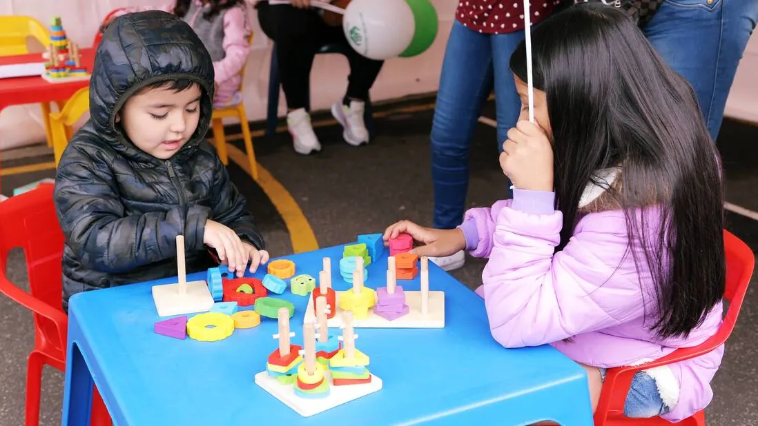 Niños jugando con fichas de madera