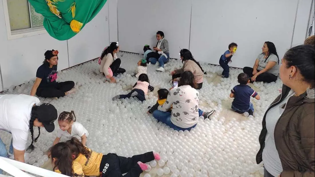 Niñas, niños y cuidadores en experiencia artística