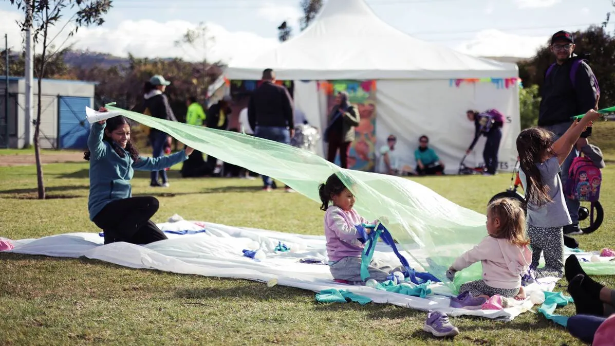 Niñas y niños en experiencia artística