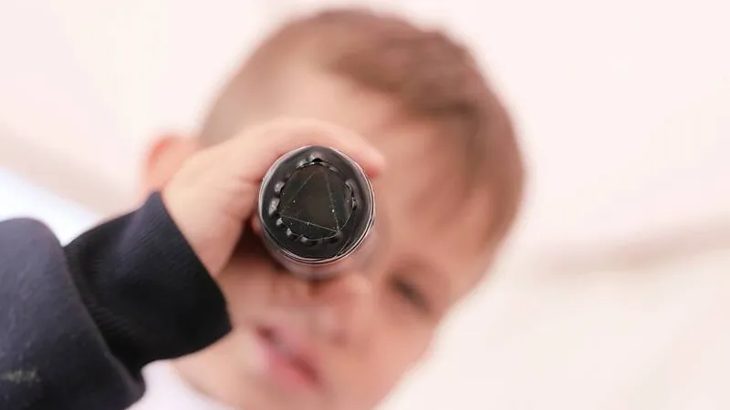 Niño con visor