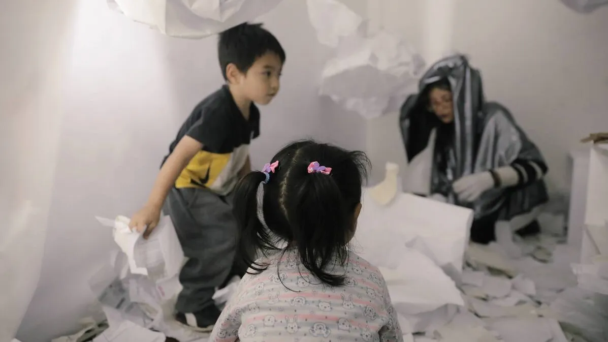 Niño, niña y artista en experiencia artística