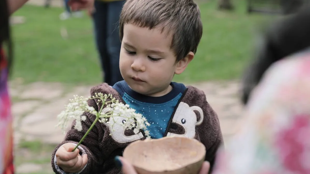 Niño con flores