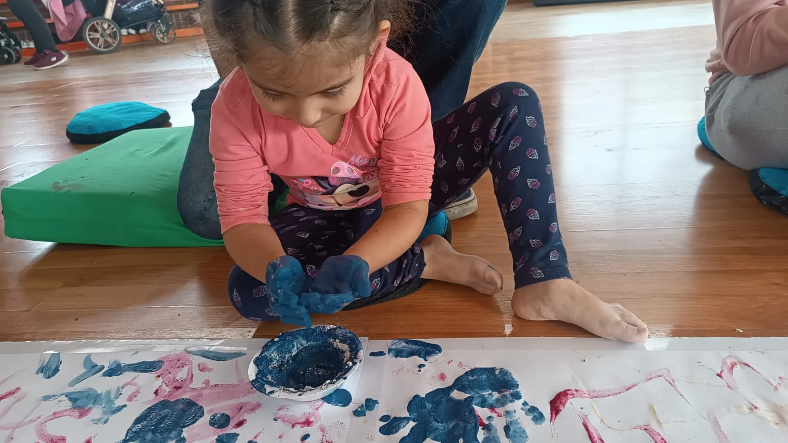 Niña en experiencia con pintura