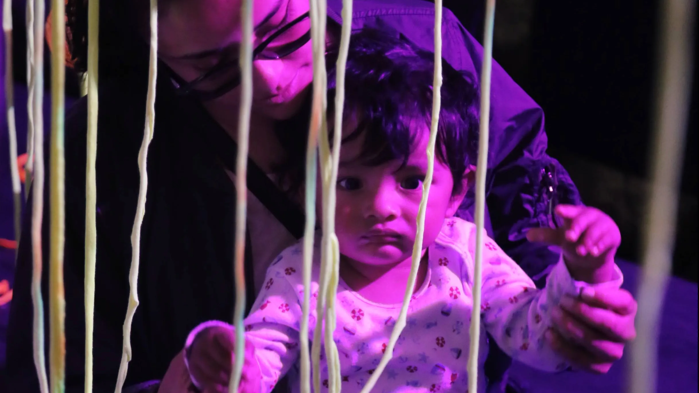 Bebés con mamá en experiencia