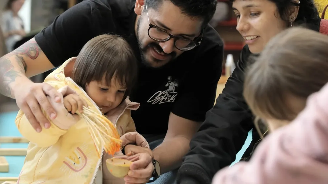 familia en experiencia artística