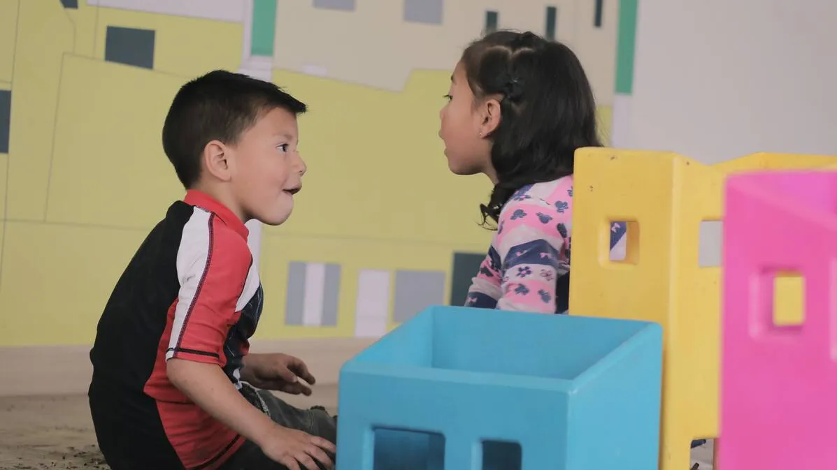 Niño y niña en montaña de colores