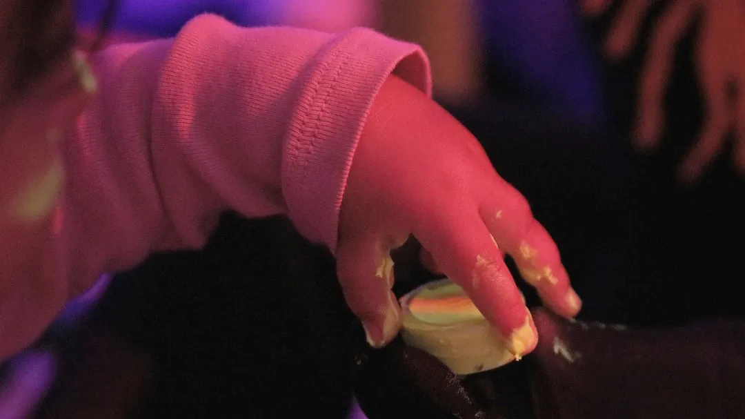 mano con pintura