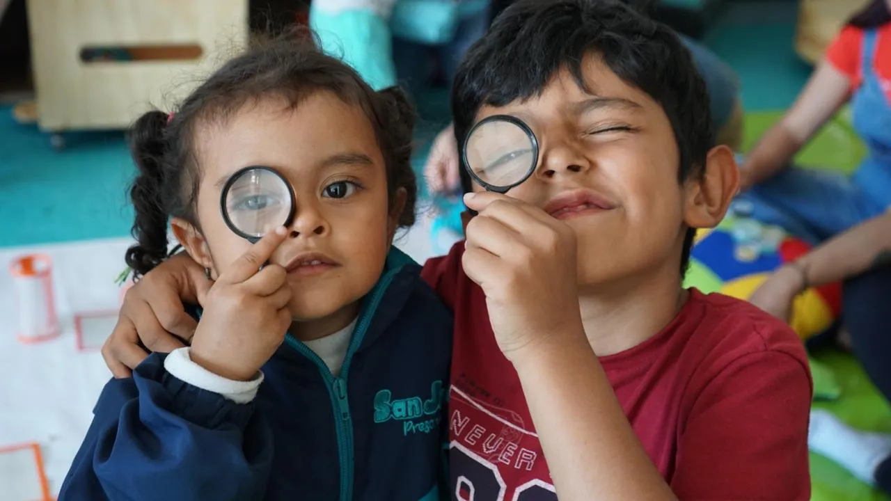 Niño y niña en experiencia artística