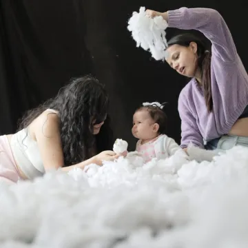 bebé en experiencia artística