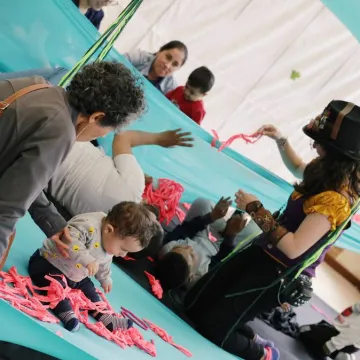 Bebés y acompañantes en experiencia artística
